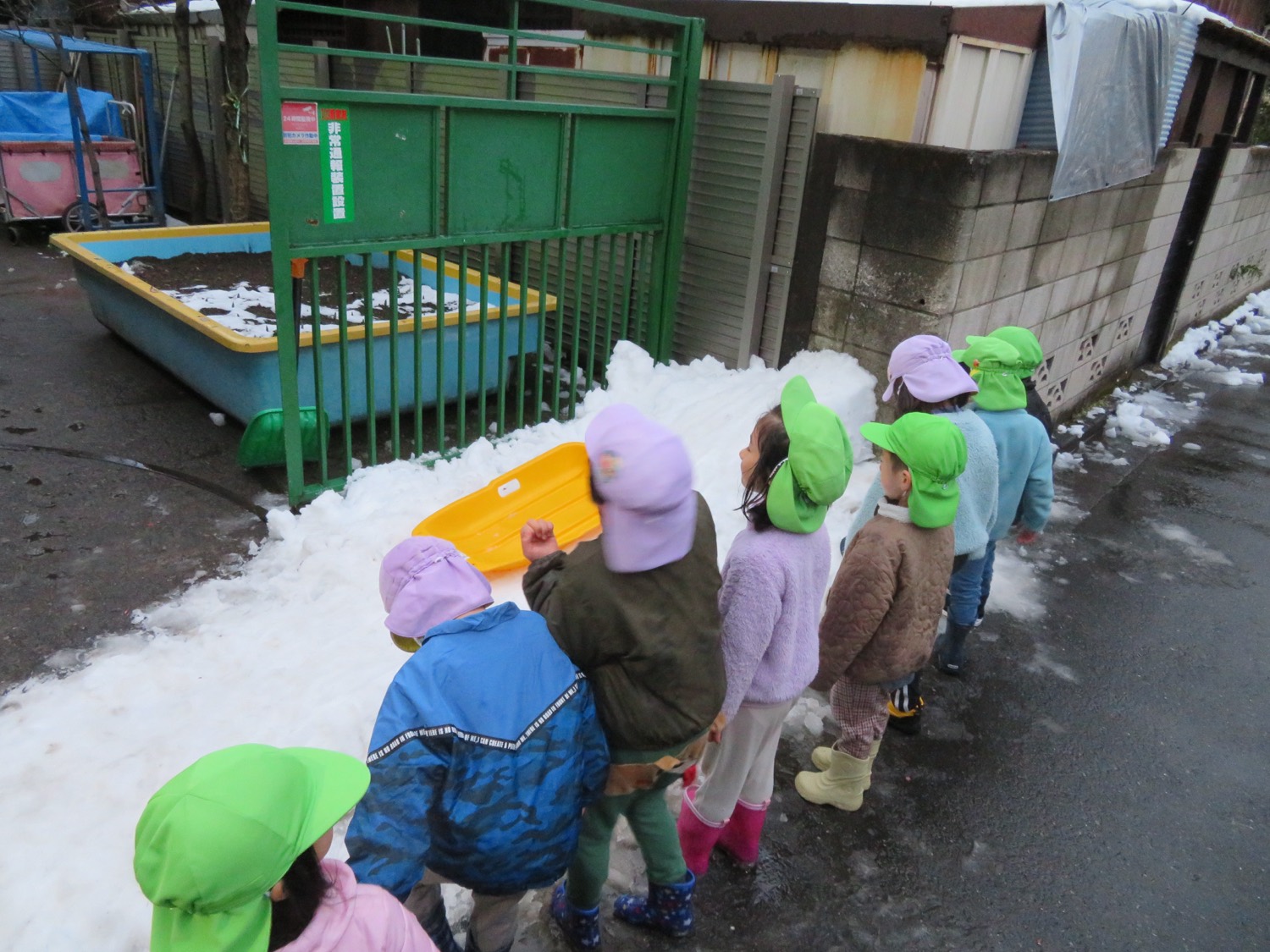 並んで歩く子どもたち