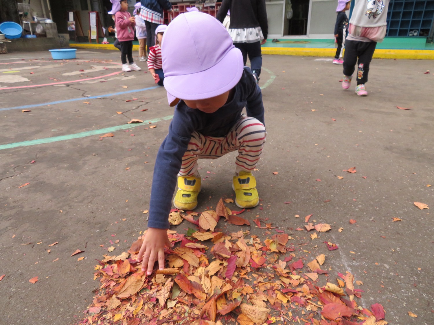 園庭であそぶ子どもたち